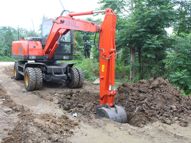 R390L小型輪胎式挖掘機挖土施工